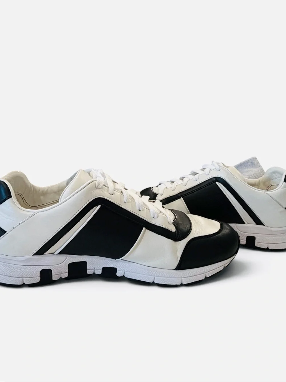 Gucci Men’s Black & White Leather interlocking Logo Runner Sneakers